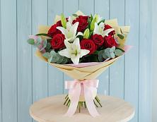 Букет цветов из:  Лилии и Розы в Прикалаусском