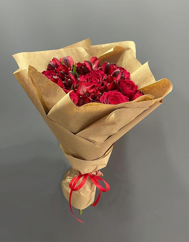 Букет цветов из: Альстромерии и Розы в Прикалаусском