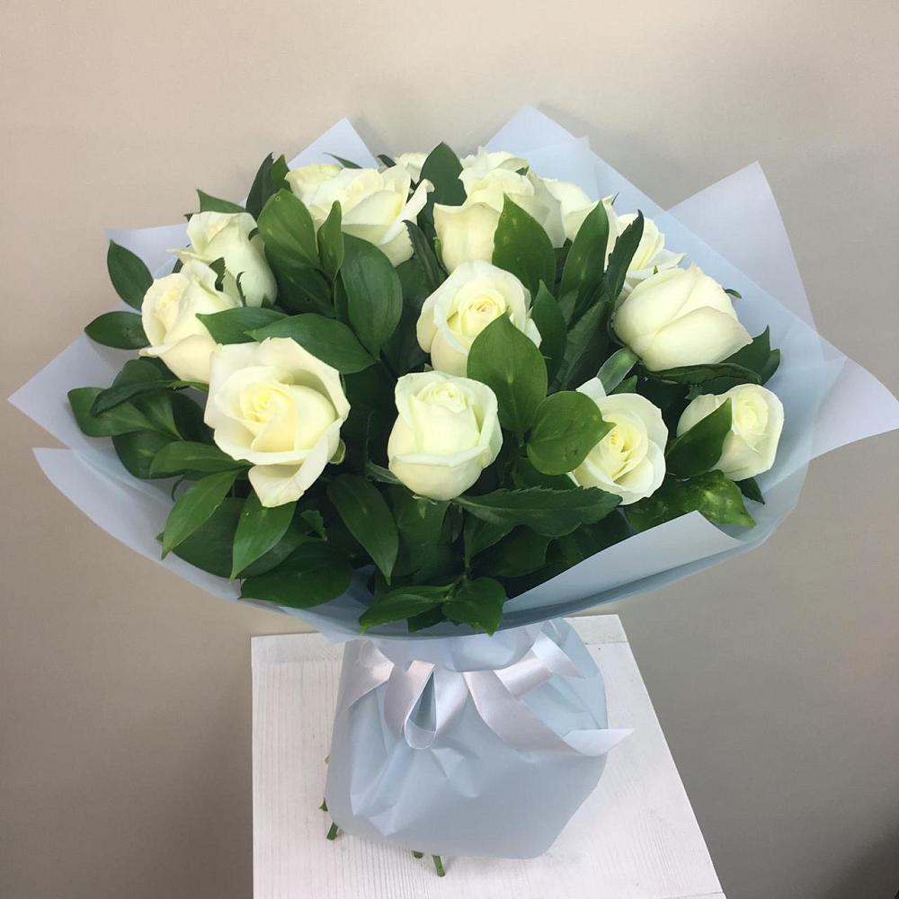 Букет 15 Белых роз Проуд в Прикалаусском