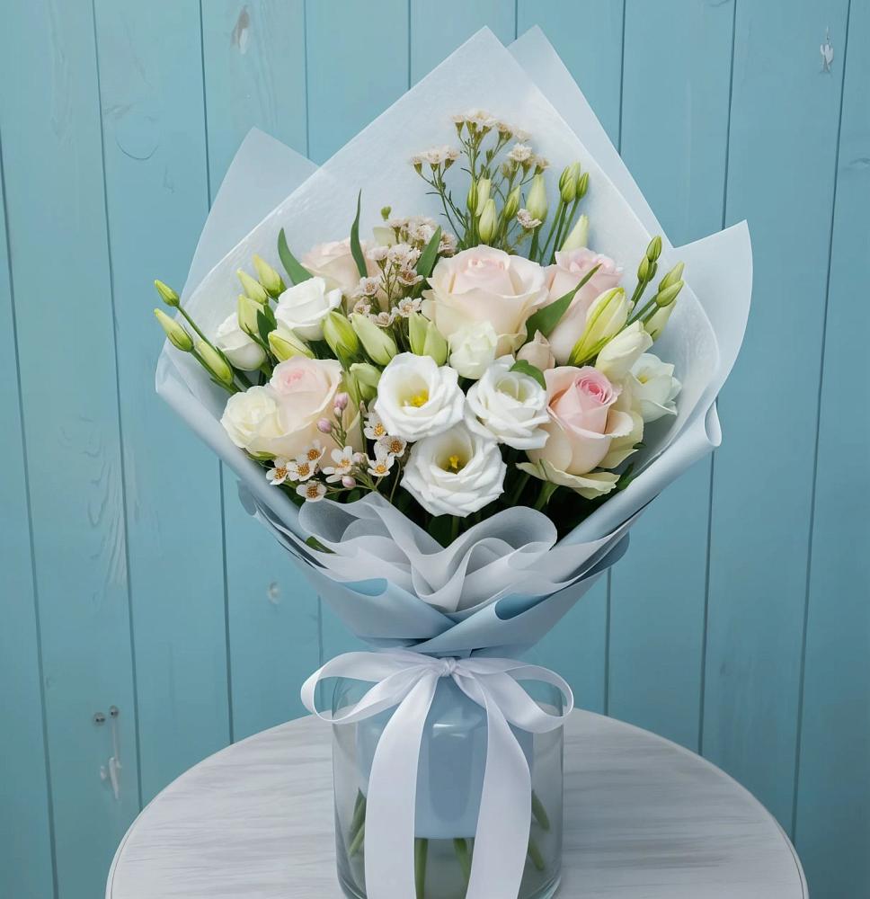 Букет цветов из: Розы и Лизиантусы в Прикалаусском