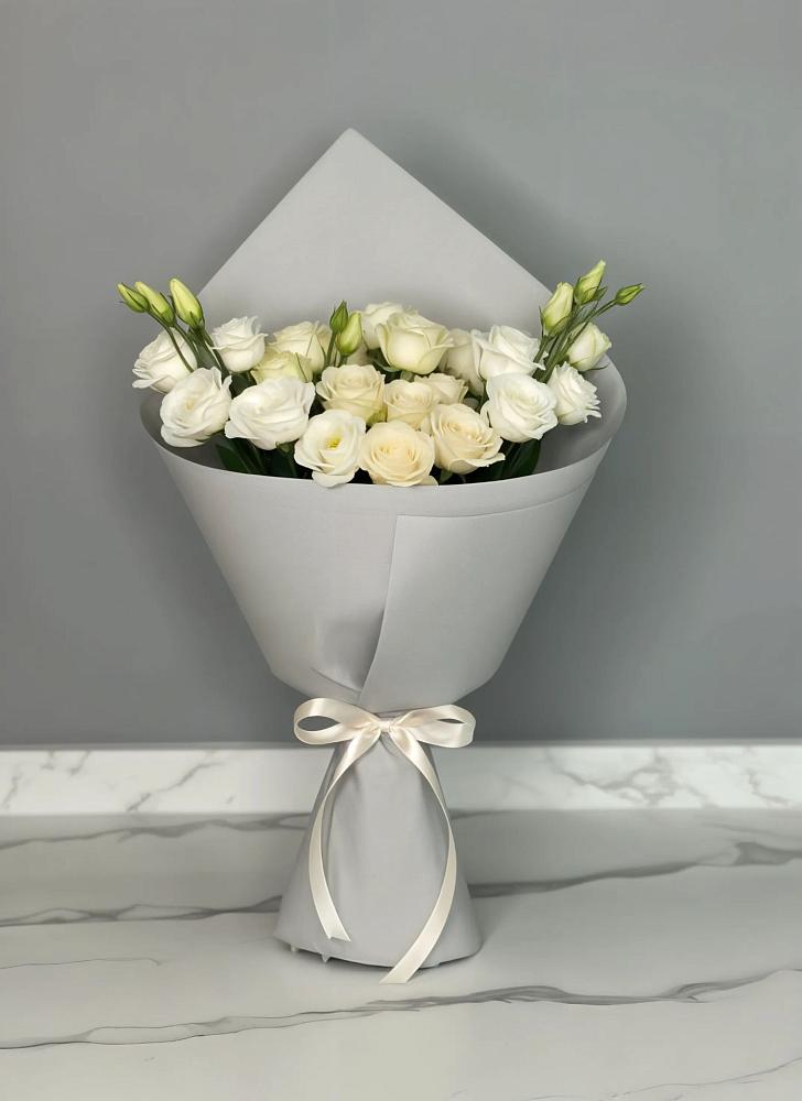 Букет цветов из: Розы и Лизиантусы в Прикалаусском