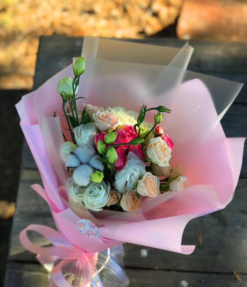 Букет цветов из: Розы и Лизиантусы в Прикалаусском