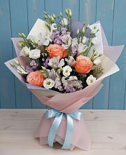 Букет цветов из:  Лизиантусы, Розы, Альстромерии и Гипсофила в Прикалаусском