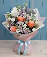 Букет цветов из:  Лизиантусы, Розы, Альстромерии и Гипсофила в Прикалаусском