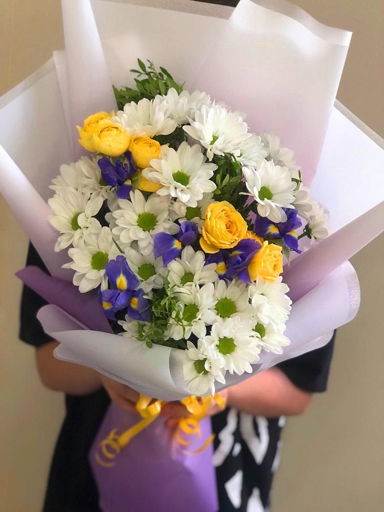 Букет цветов из: Ирисы, Хризантемы и Розы в Прикалаусском