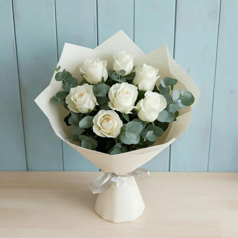 Букет Белые розы в Эвкалипте в Прикалаусском