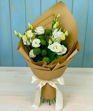 Букет цветов из:  Хризантемы и Лизиантусы в Прикалаусском