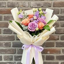 Букет цветов из:  Лизиантусы и Розы в Прикалаусском