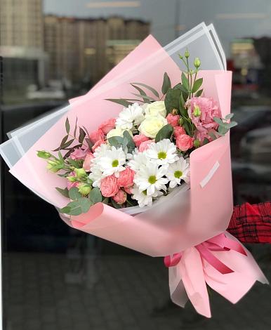 Букет цветов из: Розы, Лизиантусы и Хризантемы в Прикалаусском