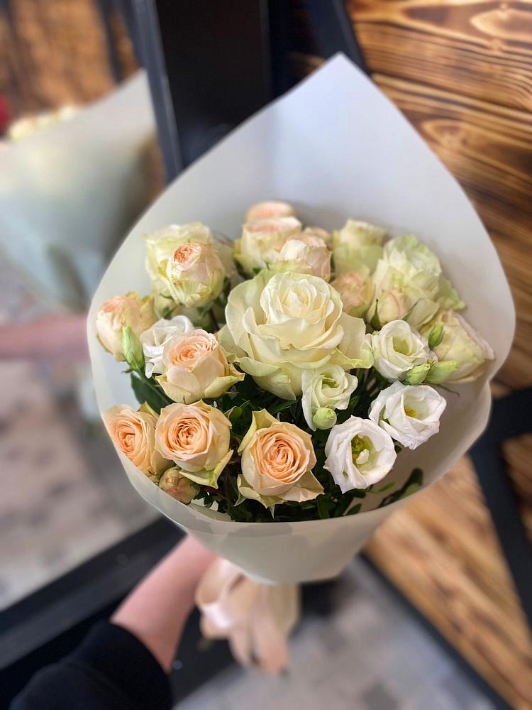 Букет цветов из: Розы и Лизиантусы в Прикалаусском